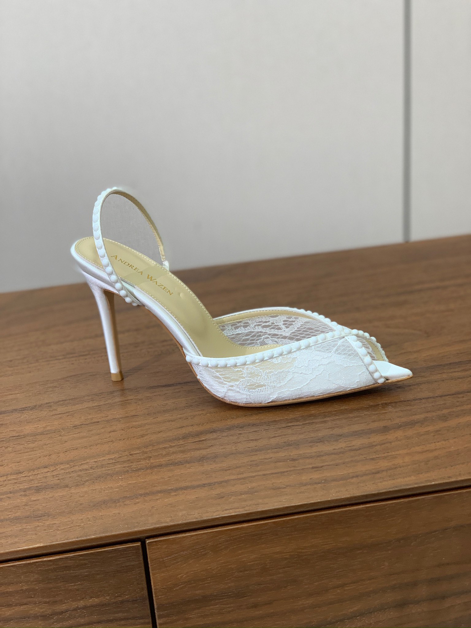 【Anderea Wazen】蕾丝凉鞋。纯手工蕾丝折叠工艺，非常的美，上脚无敌了。鞋面进口真丝+蕾丝。羊