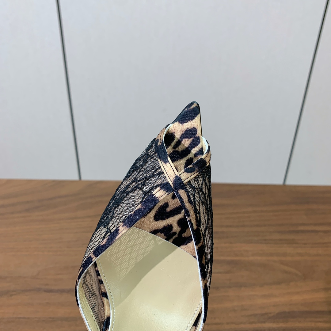 【Anderea Wazen】蕾丝凉鞋。纯手工蕾丝折叠工艺，非常的美，上脚无敌了。鞋面进口真丝+蕾丝。羊