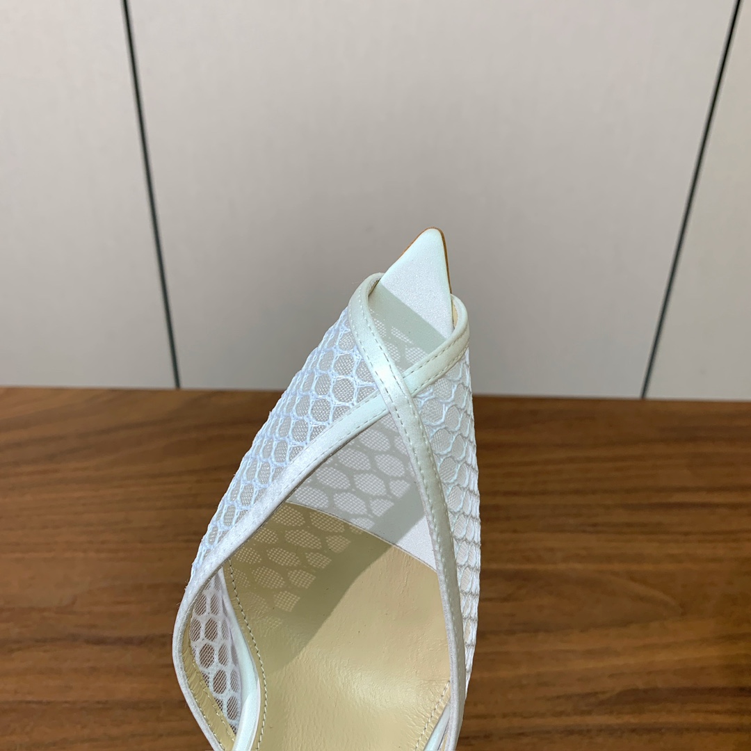 【Anderea Wazen】蕾丝凉鞋。纯手工蕾丝折叠工艺，非常的美，上脚无敌了。鞋面进口真丝+蕾丝。羊