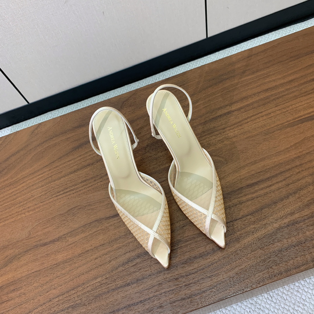 【Anderea Wazen】蕾丝凉鞋。纯手工蕾丝折叠工艺，非常的美，上脚无敌了。鞋面进口真丝+蕾丝。羊