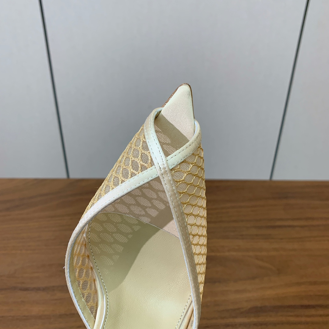 【Anderea Wazen】蕾丝凉鞋。纯手工蕾丝折叠工艺，非常的美，上脚无敌了。鞋面进口真丝+蕾丝。羊