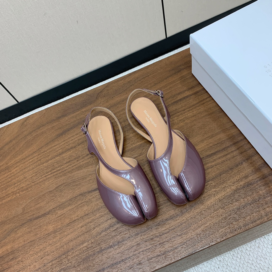 【Maison Margie*a】玛吉拉后空凉鞋。复古韵味，显瘦百搭。鞋面开边珠。羊皮内里及垫脚。真皮大