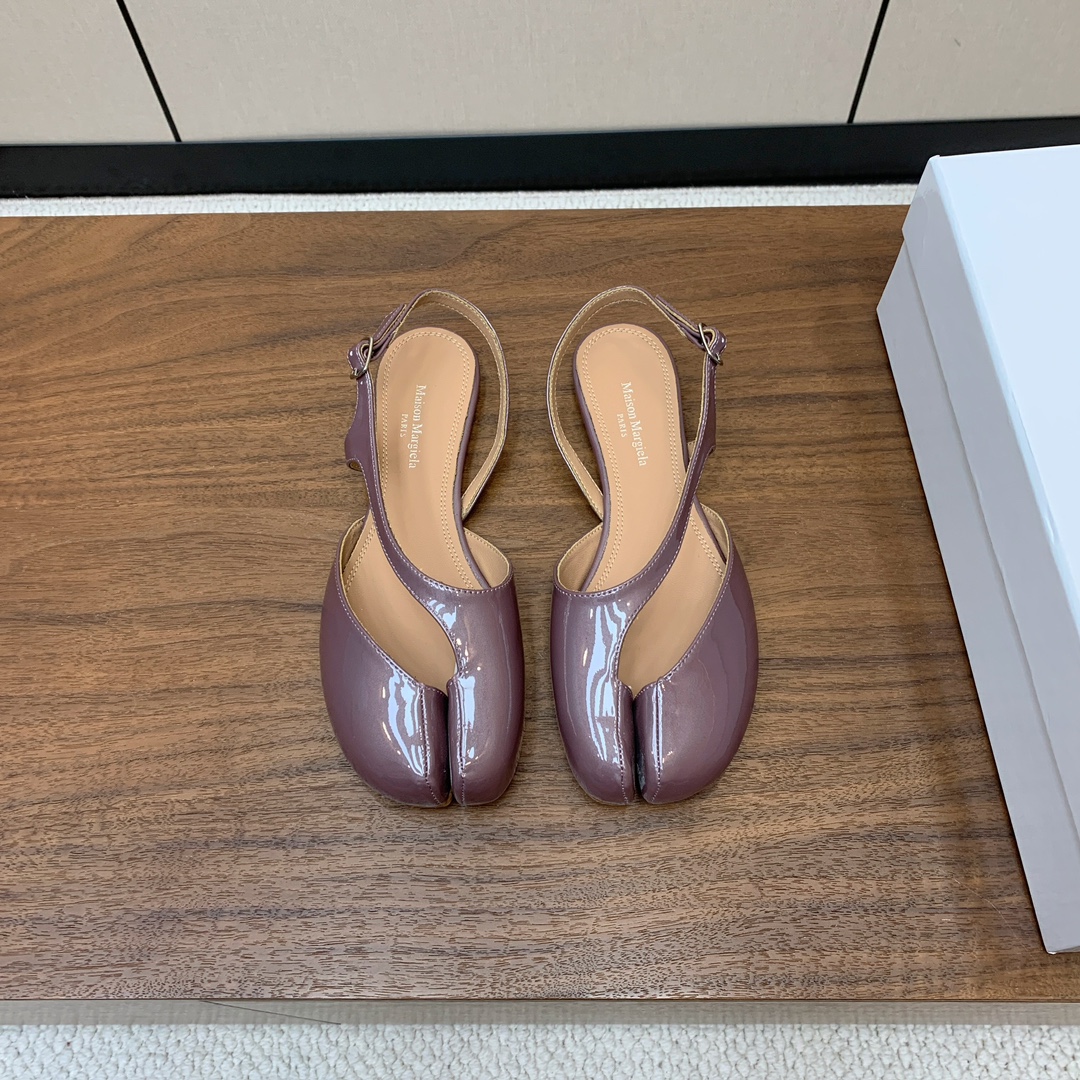 【Maison Margie*a】玛吉拉后空凉鞋。复古韵味，显瘦百搭。鞋面开边珠。羊皮内里及垫脚。真皮大
