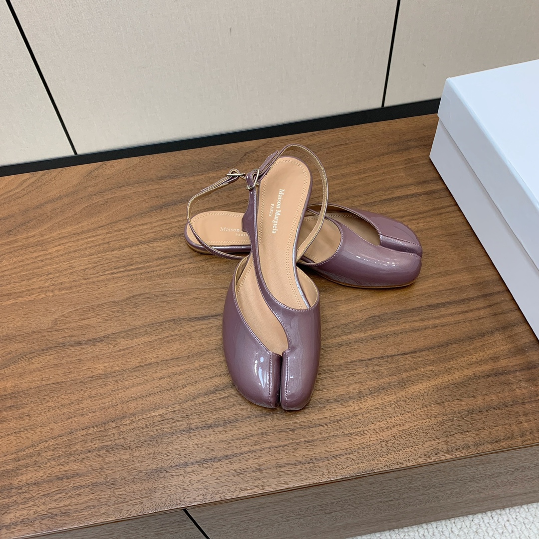 【Maison Margie*a】玛吉拉后空凉鞋。复古韵味，显瘦百搭。鞋面开边珠。羊皮内里及垫脚。真皮大