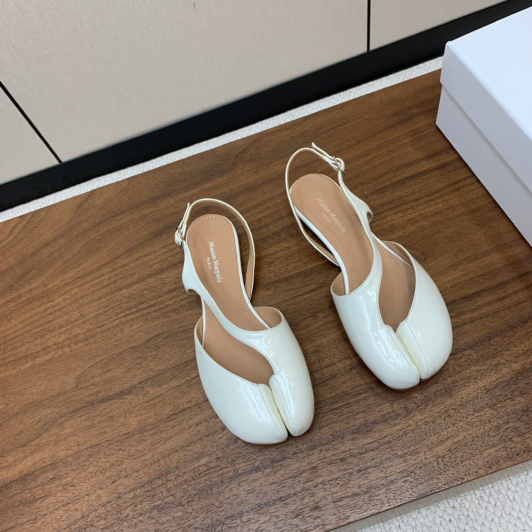 【Maison Margie*a】玛吉拉后空凉鞋。复古韵味，显瘦百搭。鞋面开边珠。羊皮内里及垫脚。真皮大