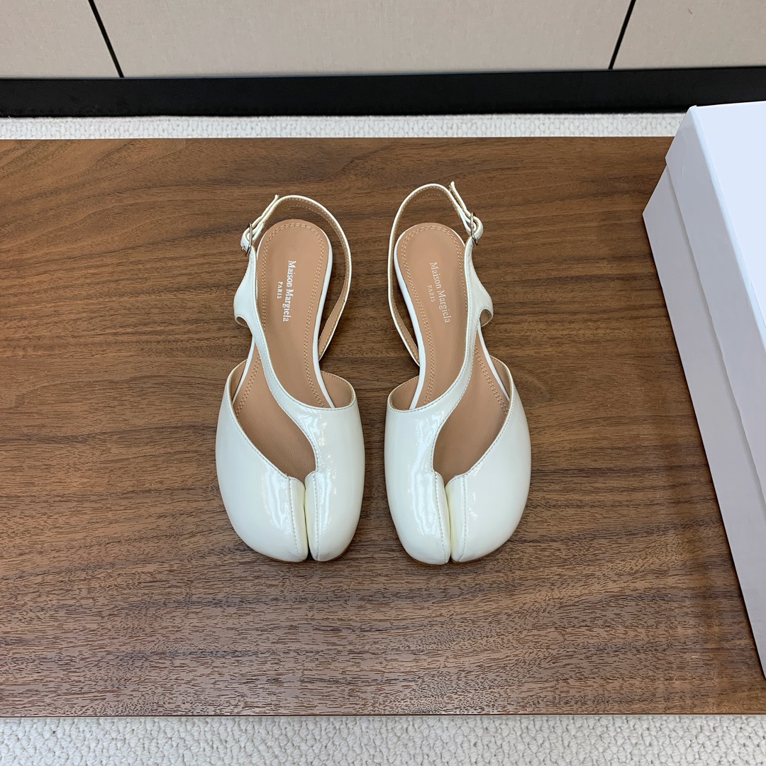 【Maison Margie*a】玛吉拉后空凉鞋。复古韵味，显瘦百搭。鞋面开边珠。羊皮内里及垫脚。真皮大