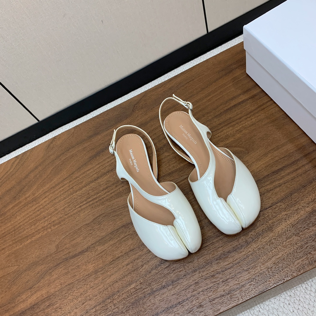 【Maison Margie*a】玛吉拉后空凉鞋。复古韵味，显瘦百搭。鞋面开边珠。羊皮内里及垫脚。真皮大