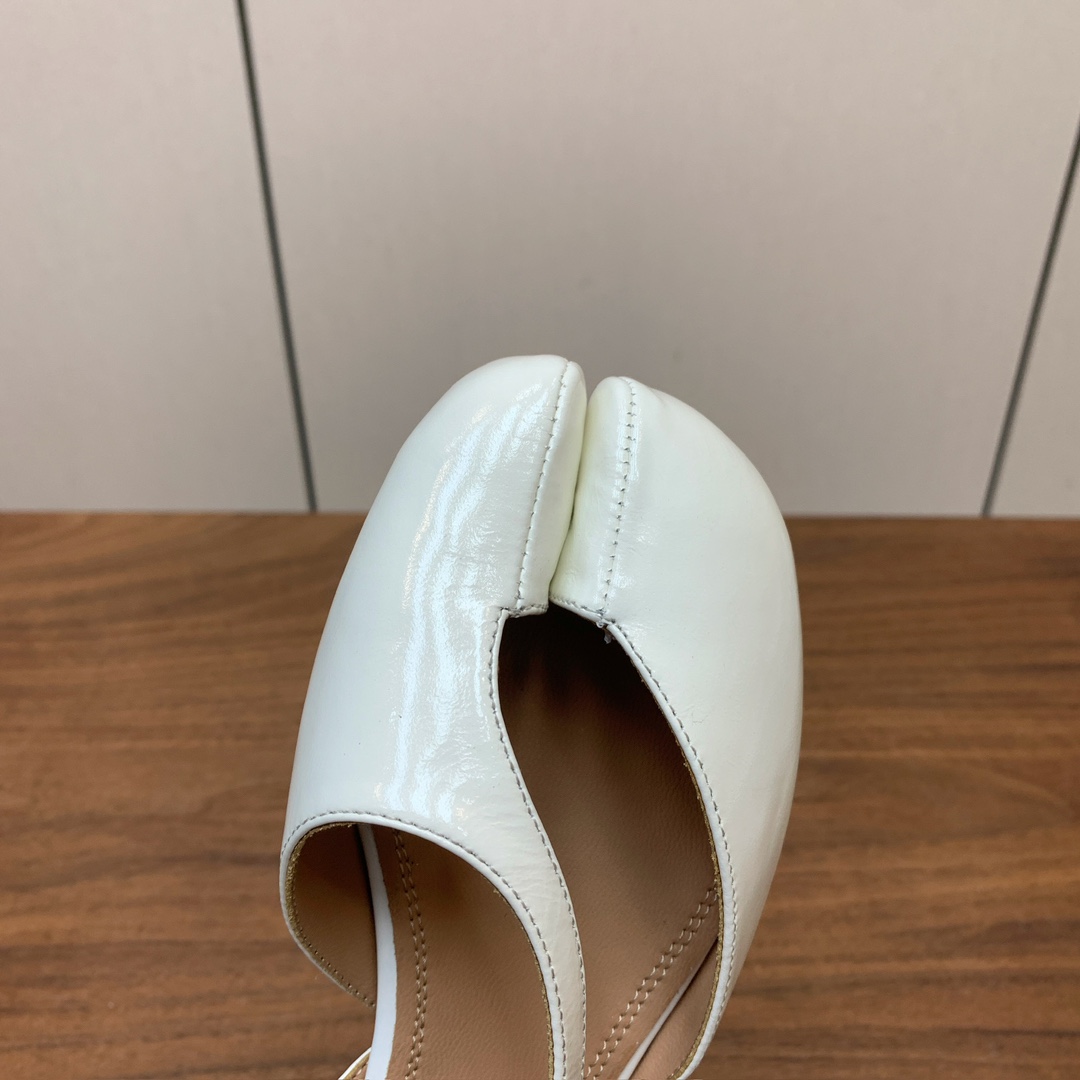 【Maison Margie*a】玛吉拉后空凉鞋。复古韵味，显瘦百搭。鞋面开边珠。羊皮内里及垫脚。真皮大
