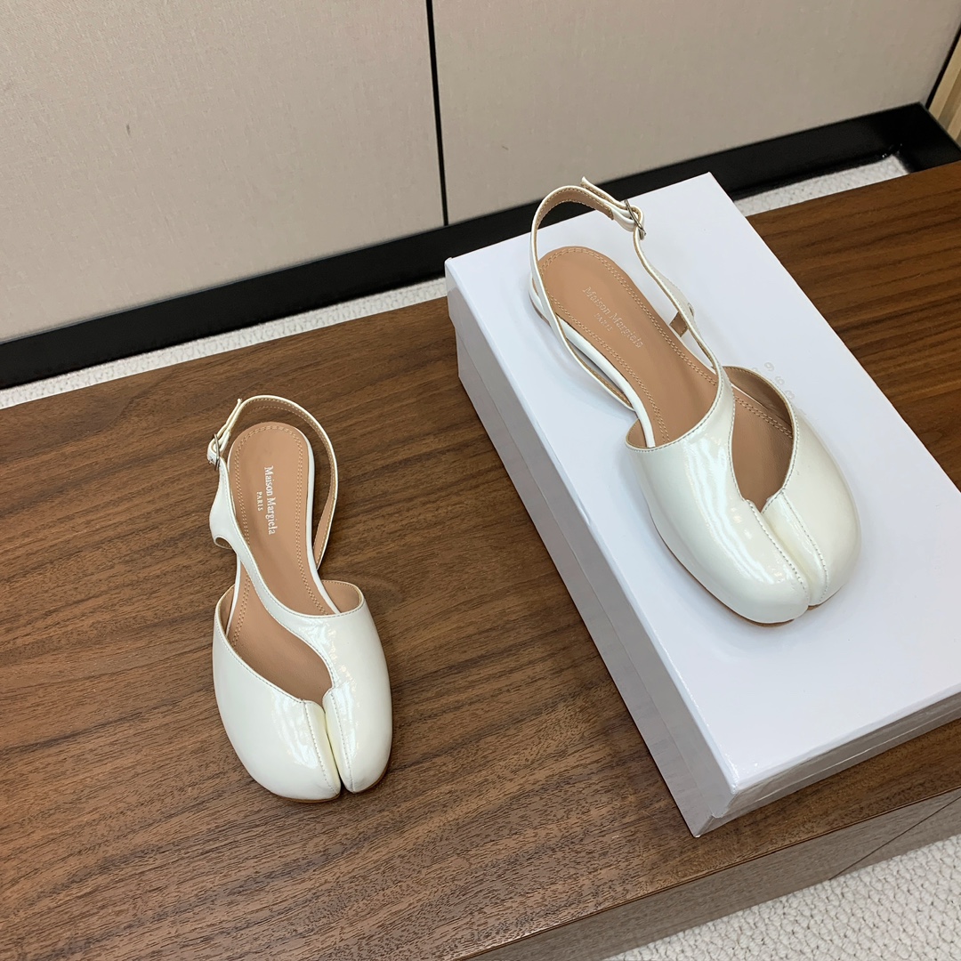 【Maison Margie*a】玛吉拉后空凉鞋。复古韵味，显瘦百搭。鞋面开边珠。羊皮内里及垫脚。真皮大