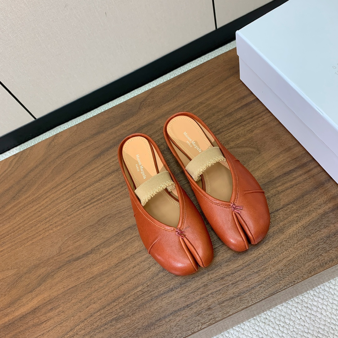 【Maison Margie*a】玛吉拉分趾拖鞋。复古韵味，显瘦百搭。鞋面原版植柔羊皮、爆裂皮。羊皮内里