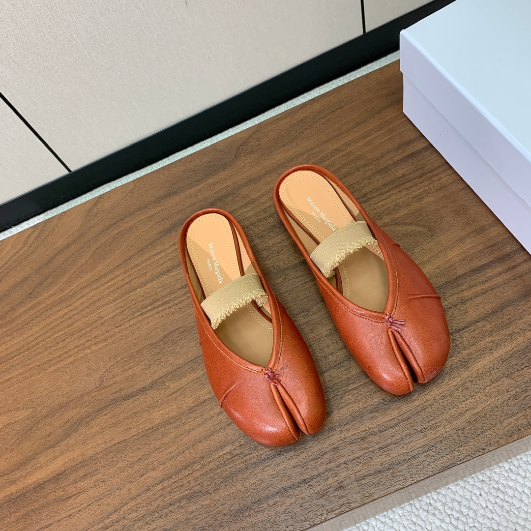 【Maison Margie*a】玛吉拉分趾拖鞋。复古韵味，显瘦百搭。鞋面原版植柔羊皮、爆裂皮。羊皮内里