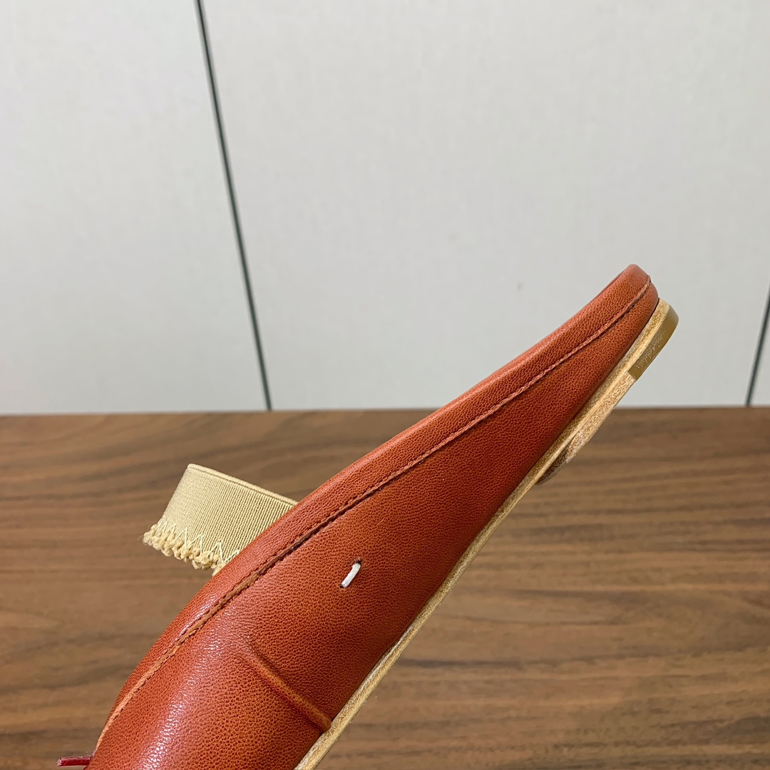 【Maison Margie*a】玛吉拉分趾拖鞋。复古韵味，显瘦百搭。鞋面原版植柔羊皮、爆裂皮。羊皮内里