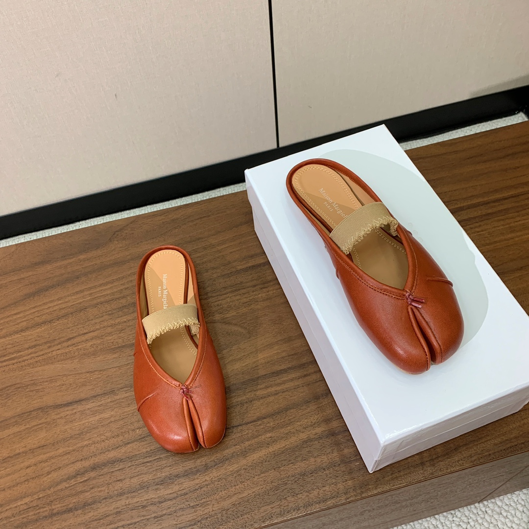 【Maison Margie*a】玛吉拉分趾拖鞋。复古韵味，显瘦百搭。鞋面原版植柔羊皮、爆裂皮。羊皮内里
