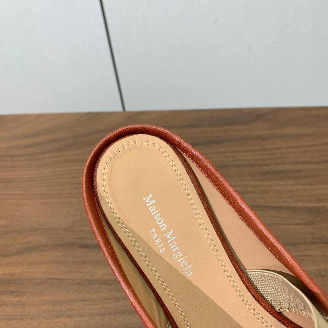 【Maison Margie*a】玛吉拉分趾拖鞋。复古韵味，显瘦百搭。鞋面原版植柔羊皮、爆裂皮。羊皮内里