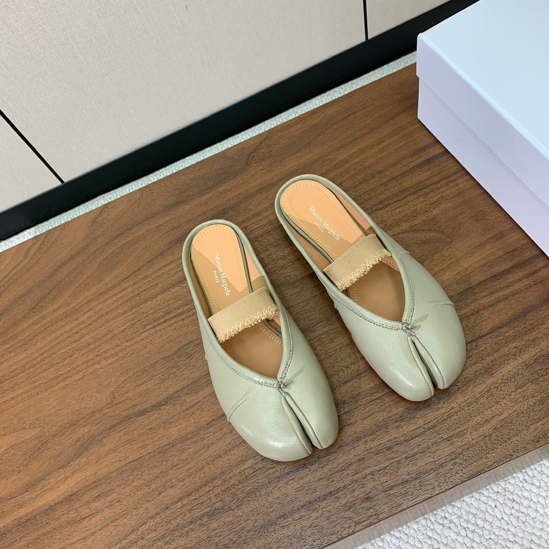 【Maison Margie*a】玛吉拉分趾拖鞋。复古韵味，显瘦百搭。鞋面原版植柔羊皮、爆裂皮。羊皮内里