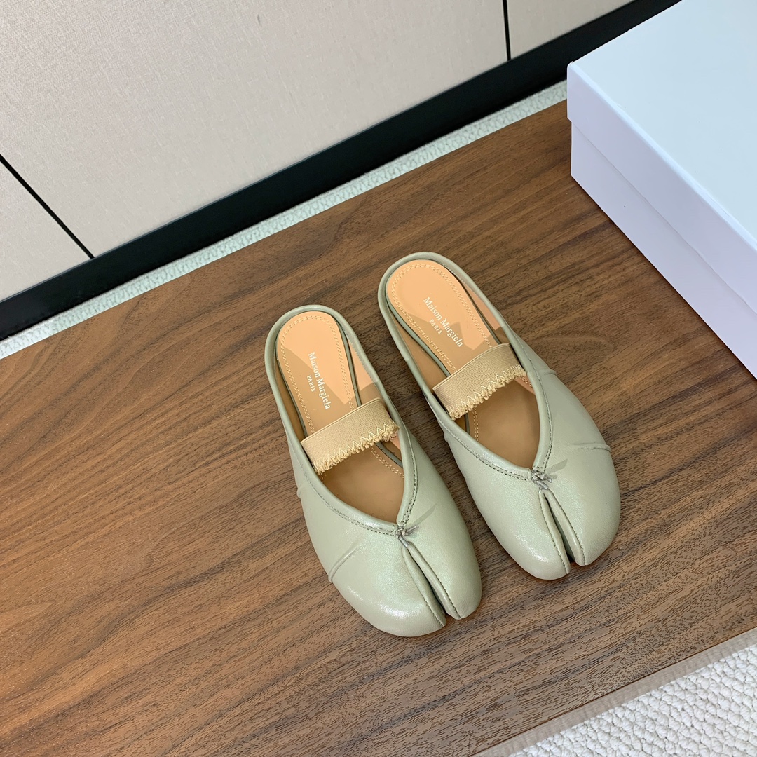 【Maison Margie*a】玛吉拉分趾拖鞋。复古韵味，显瘦百搭。鞋面原版植柔羊皮、爆裂皮。羊皮内里