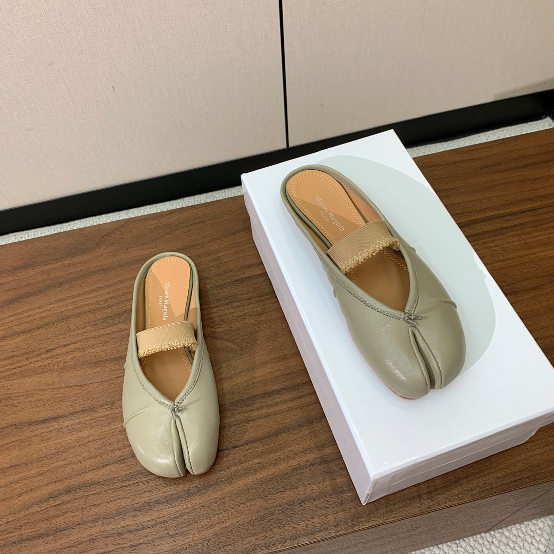 【Maison Margie*a】玛吉拉分趾拖鞋。复古韵味，显瘦百搭。鞋面原版植柔羊皮、爆裂皮。羊皮内里