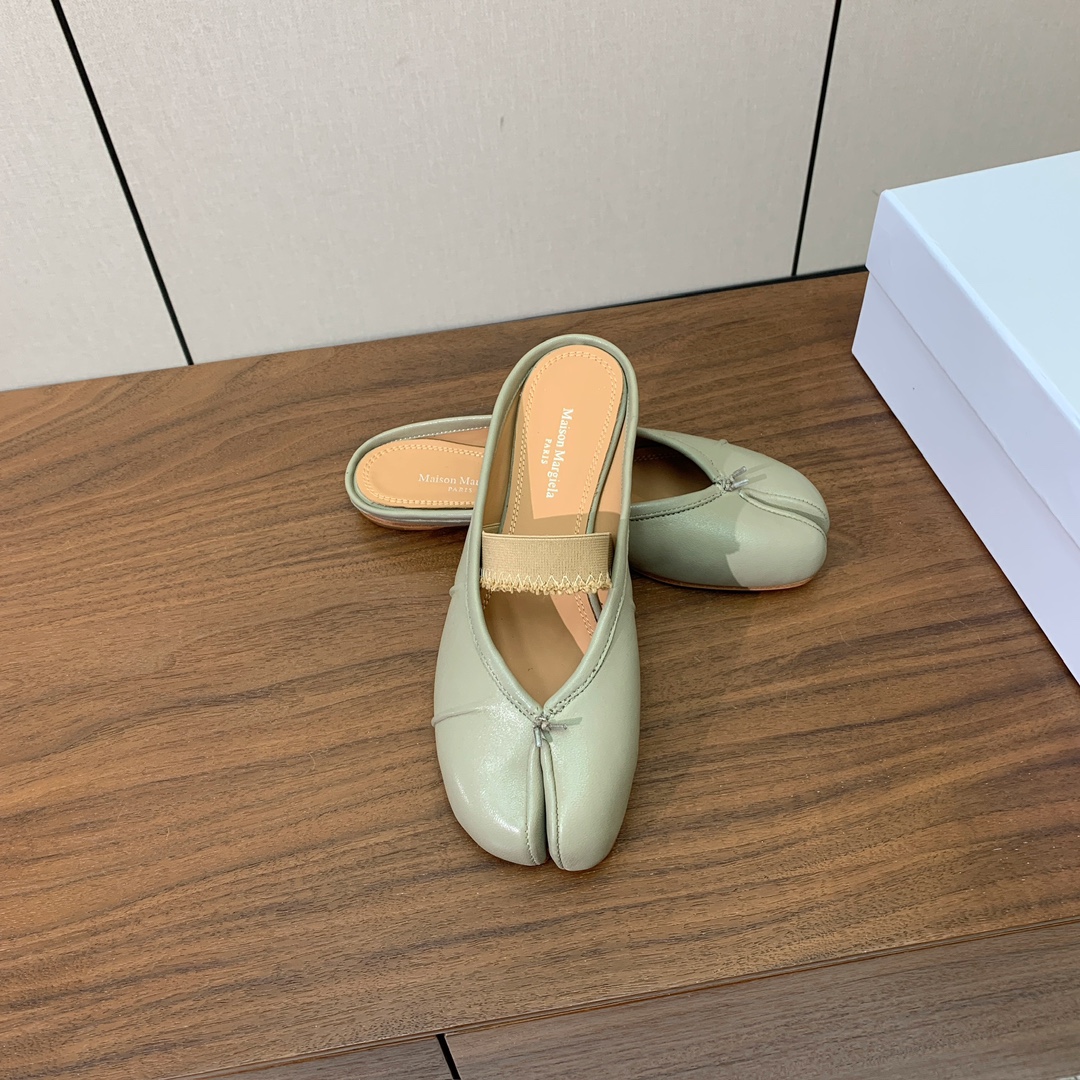 【Maison Margie*a】玛吉拉分趾拖鞋。复古韵味，显瘦百搭。鞋面原版植柔羊皮、爆裂皮。羊皮内里