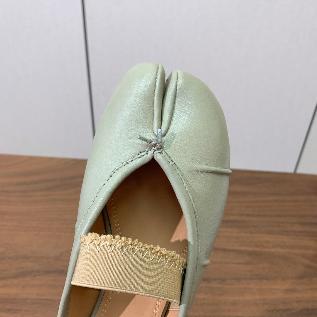 【Maison Margie*a】玛吉拉分趾拖鞋。复古韵味，显瘦百搭。鞋面原版植柔羊皮、爆裂皮。羊皮内里