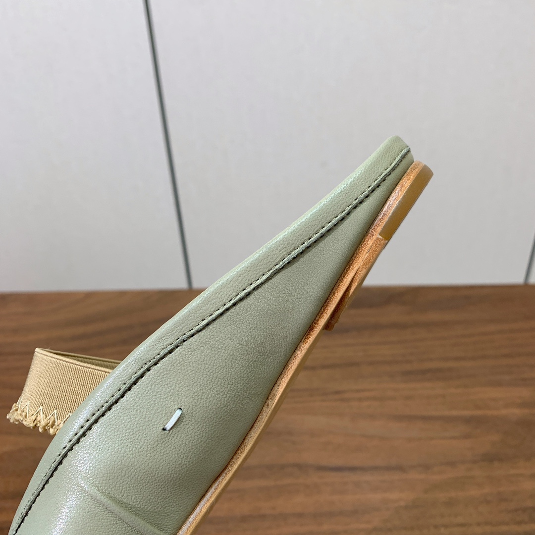 【Maison Margie*a】玛吉拉分趾拖鞋。复古韵味，显瘦百搭。鞋面原版植柔羊皮、爆裂皮。羊皮内里