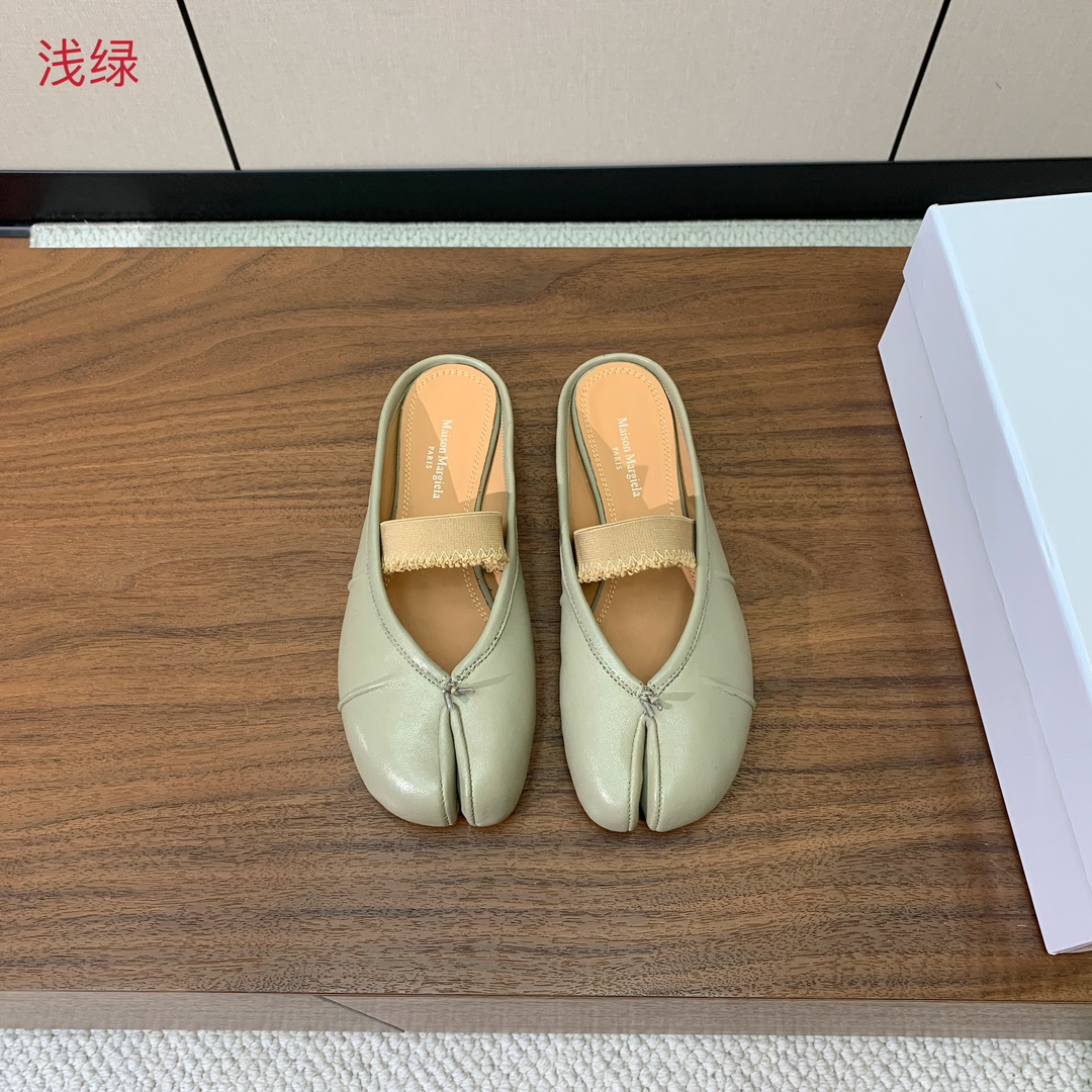 【Maison Margie*a】玛吉拉分趾拖鞋。复古韵味，显瘦百搭。鞋面原版植柔羊皮、爆裂皮。羊皮内里