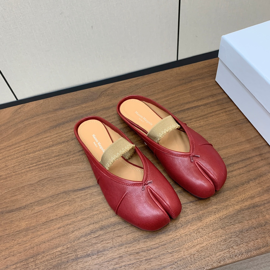 【Maison Margie*a】玛吉拉分趾拖鞋。复古韵味，显瘦百搭。鞋面原版植柔羊皮、爆裂皮。羊皮内里