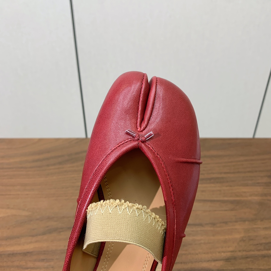 【Maison Margie*a】玛吉拉分趾拖鞋。复古韵味，显瘦百搭。鞋面原版植柔羊皮、爆裂皮。羊皮内里