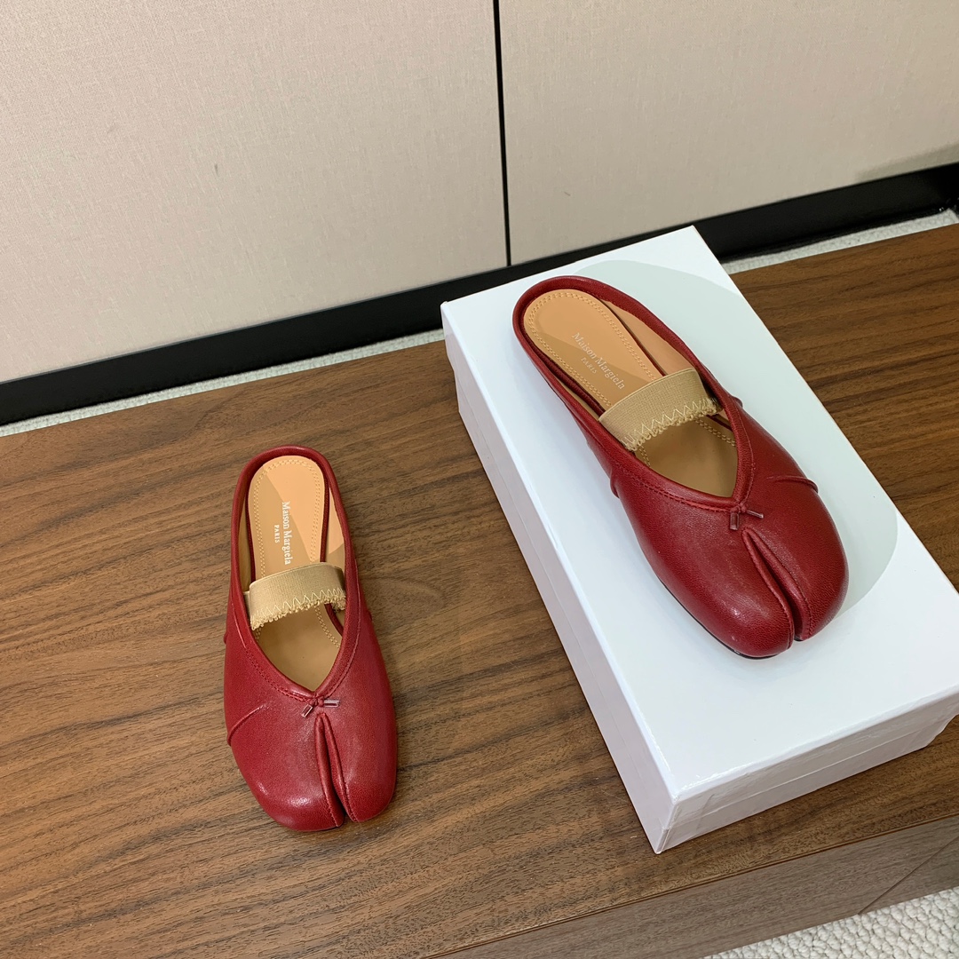 【Maison Margie*a】玛吉拉分趾拖鞋。复古韵味，显瘦百搭。鞋面原版植柔羊皮、爆裂皮。羊皮内里