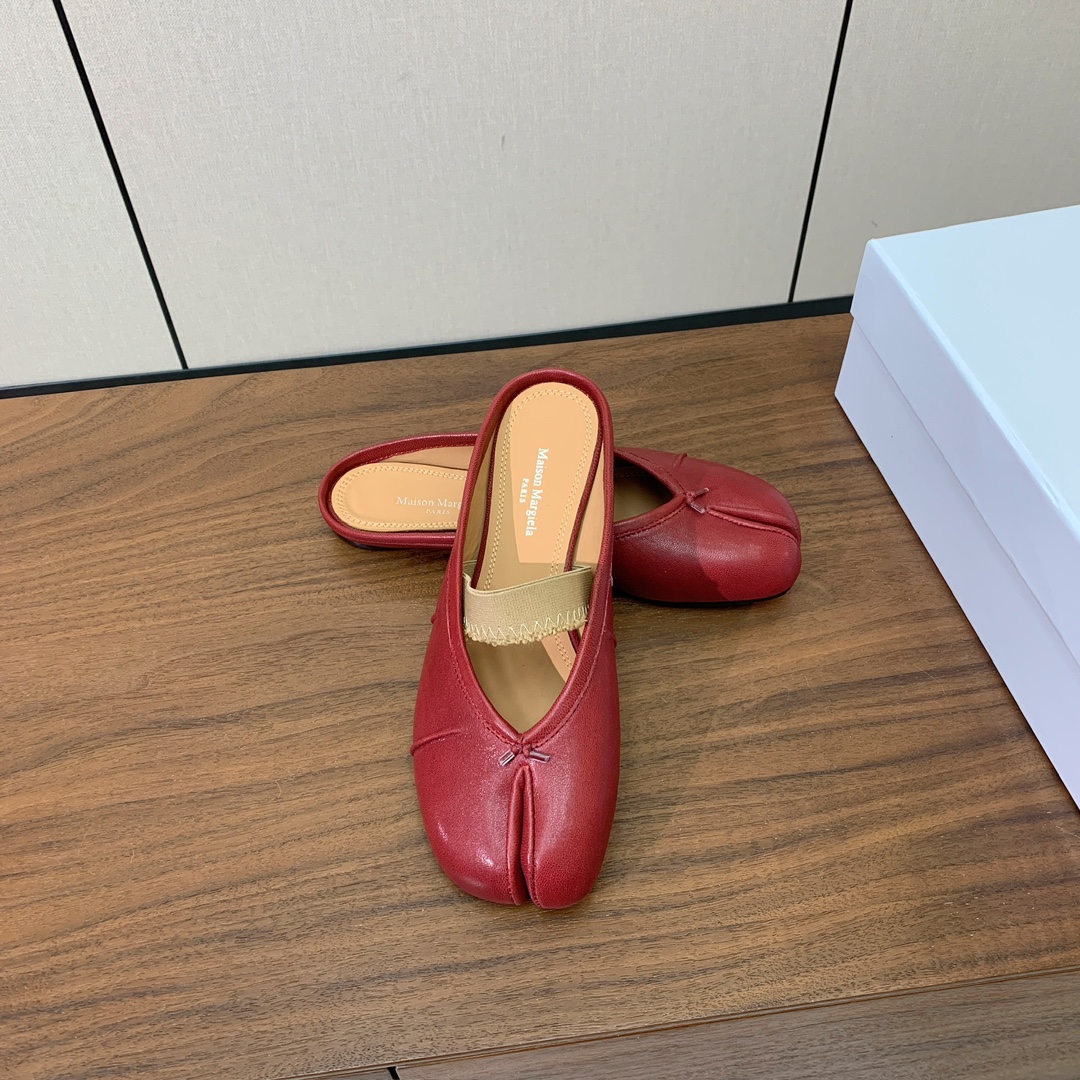 【Maison Margie*a】玛吉拉分趾拖鞋。复古韵味，显瘦百搭。鞋面原版植柔羊皮、爆裂皮。羊皮内里