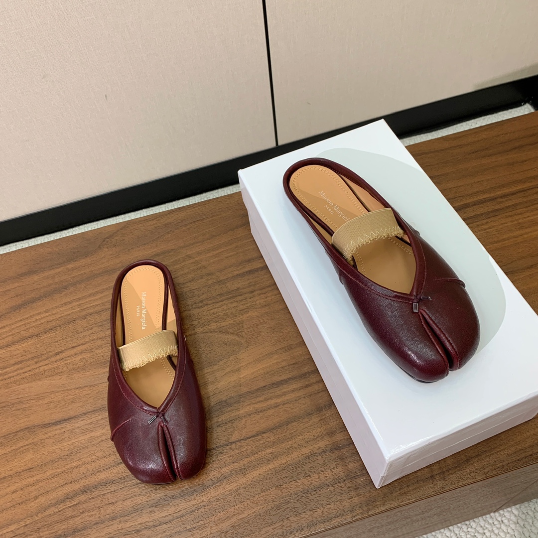 【Maison Margie*a】玛吉拉分趾拖鞋。复古韵味，显瘦百搭。鞋面原版植柔羊皮、爆裂皮。羊皮内里