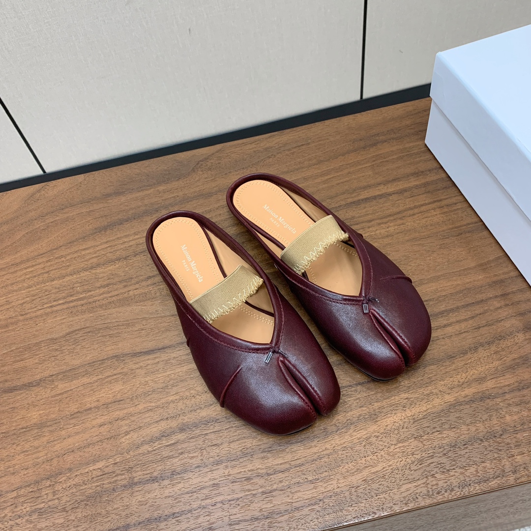 【Maison Margie*a】玛吉拉分趾拖鞋。复古韵味，显瘦百搭。鞋面原版植柔羊皮、爆裂皮。羊皮内里