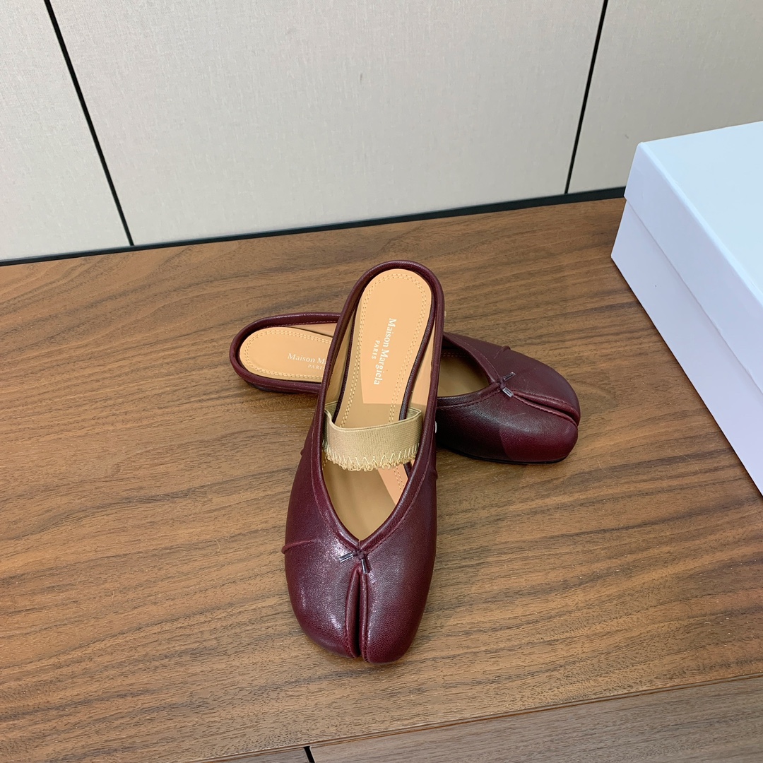 【Maison Margie*a】玛吉拉分趾拖鞋。复古韵味，显瘦百搭。鞋面原版植柔羊皮、爆裂皮。羊皮内里
