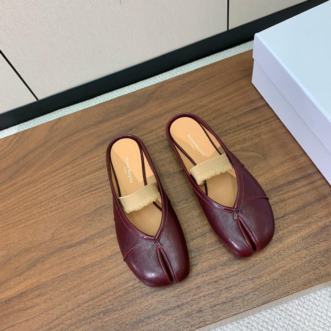 【Maison Margie*a】玛吉拉分趾拖鞋。复古韵味，显瘦百搭。鞋面原版植柔羊皮、爆裂皮。羊皮内里