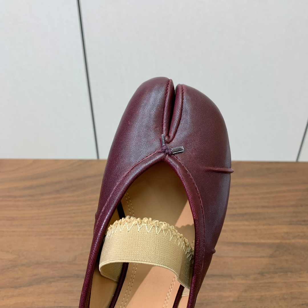 【Maison Margie*a】玛吉拉分趾拖鞋。复古韵味，显瘦百搭。鞋面原版植柔羊皮、爆裂皮。羊皮内里