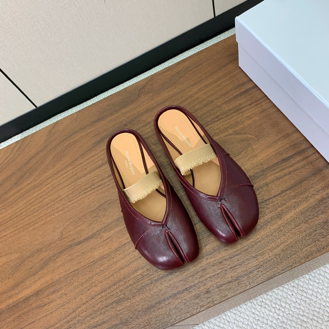 【Maison Margie*a】玛吉拉分趾拖鞋。复古韵味，显瘦百搭。鞋面原版植柔羊皮、爆裂皮。羊皮内里