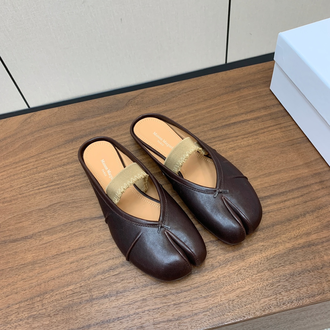 【Maison Margie*a】玛吉拉分趾拖鞋。复古韵味，显瘦百搭。鞋面原版植柔羊皮、爆裂皮。羊皮内里