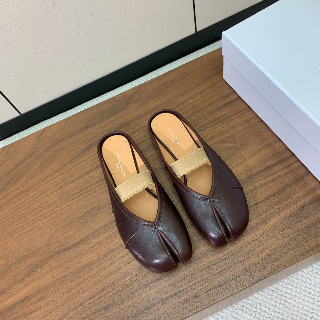 【Maison Margie*a】玛吉拉分趾拖鞋。复古韵味，显瘦百搭。鞋面原版植柔羊皮、爆裂皮。羊皮内里