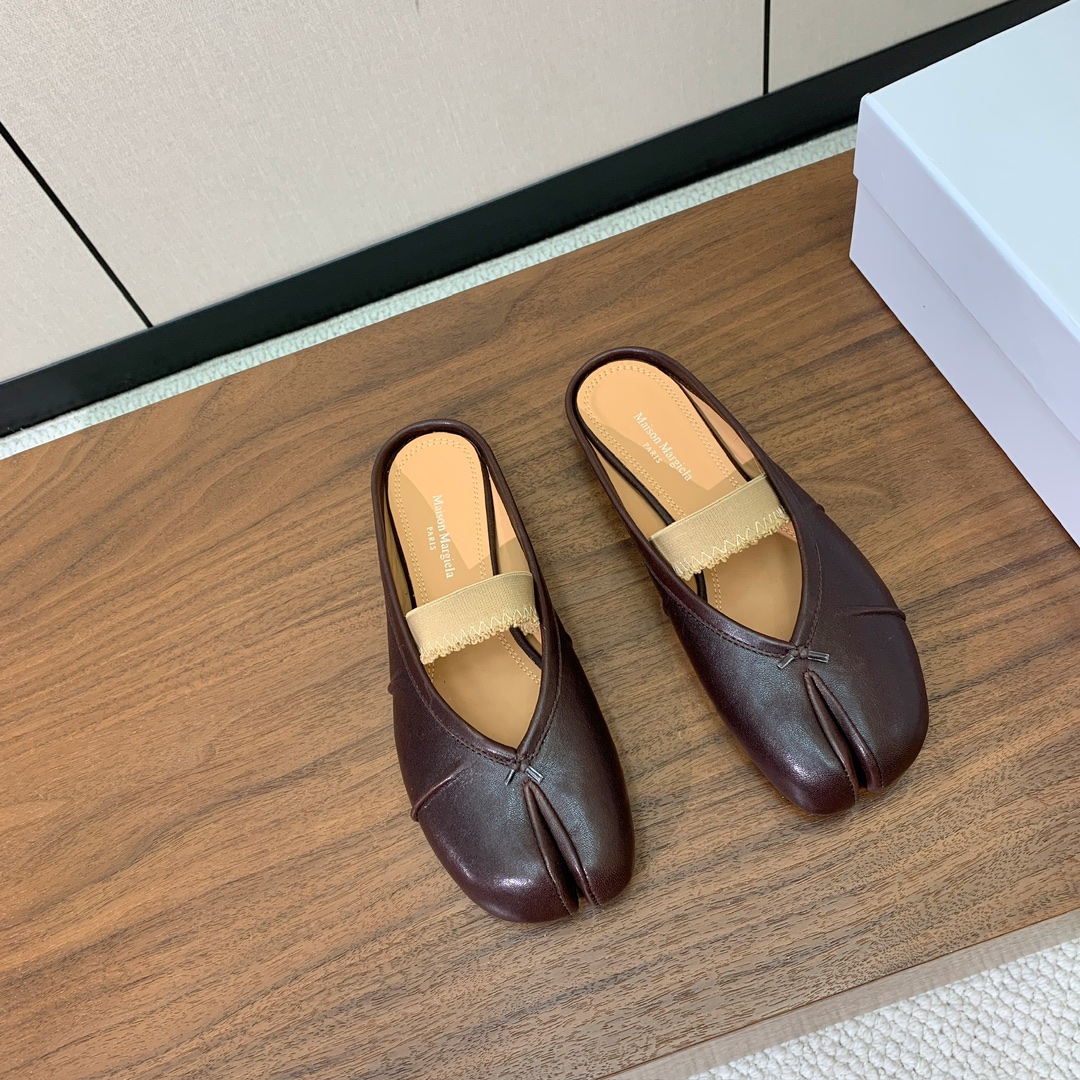 【Maison Margie*a】玛吉拉分趾拖鞋。复古韵味，显瘦百搭。鞋面原版植柔羊皮、爆裂皮。羊皮内里