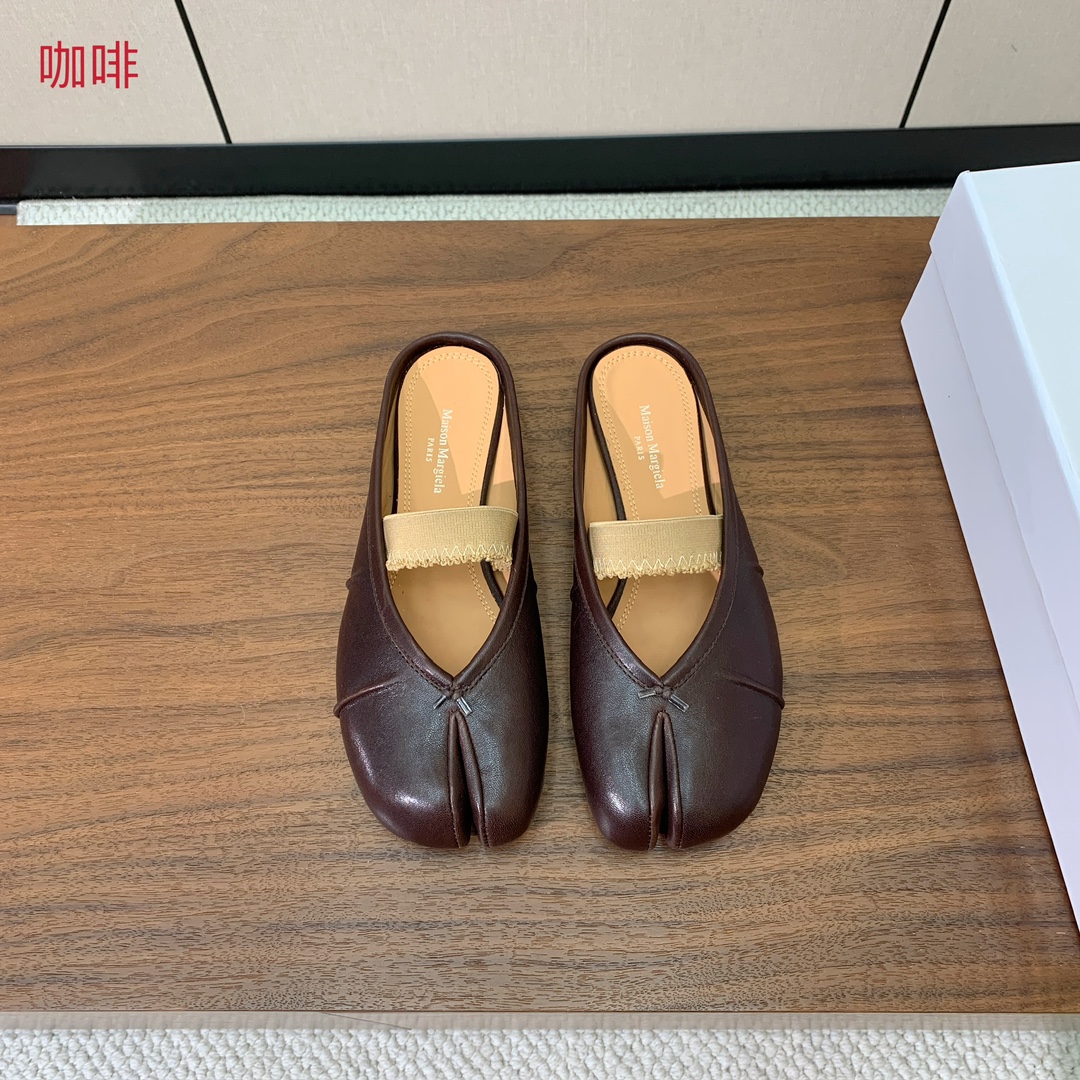 【Maison Margie*a】玛吉拉分趾拖鞋。复古韵味，显瘦百搭。鞋面原版植柔羊皮、爆裂皮。羊皮内里