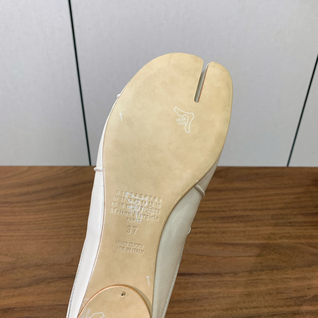 【Maison Margie*a】玛吉拉分趾拖鞋。复古韵味，显瘦百搭。鞋面原版植柔羊皮、爆裂皮。羊皮内里