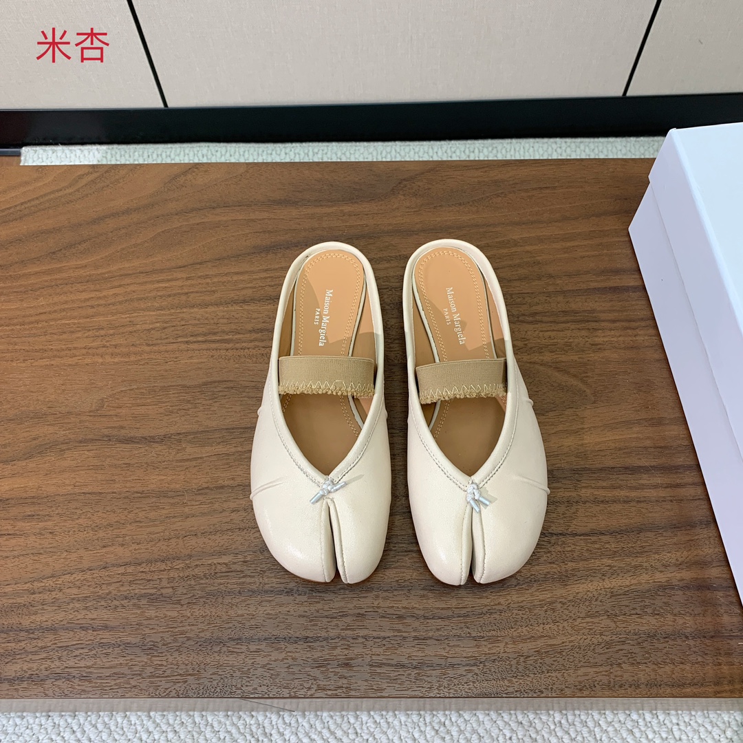 【Maison Margie*a】玛吉拉分趾拖鞋。复古韵味，显瘦百搭。鞋面原版植柔羊皮、爆裂皮。羊皮内里