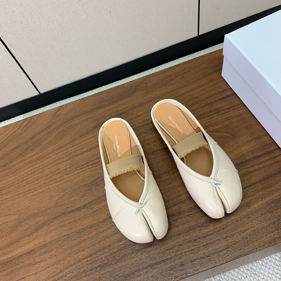 【Maison Margie*a】玛吉拉分趾拖鞋。复古韵味，显瘦百搭。鞋面原版植柔羊皮、爆裂皮。羊皮内里