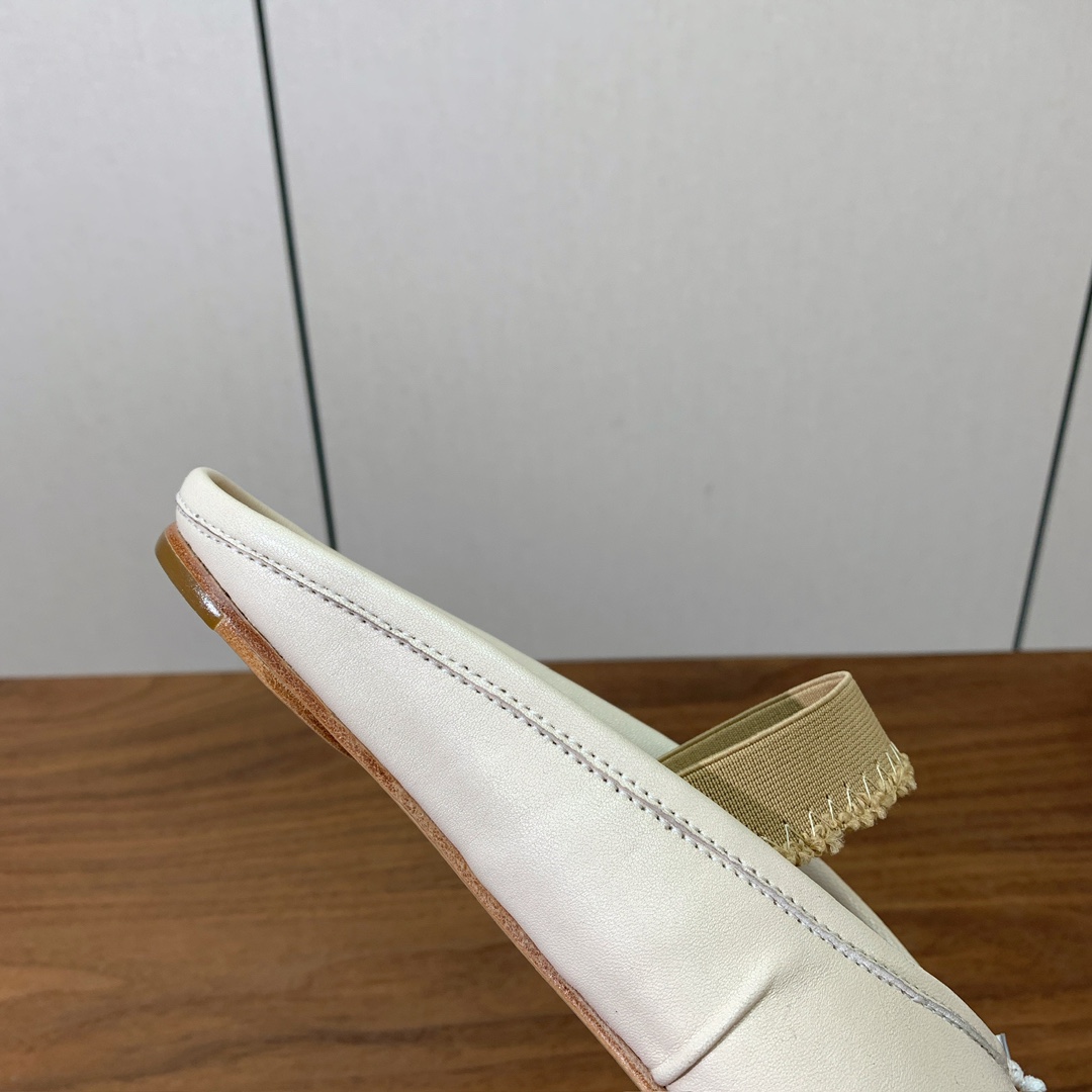 【Maison Margie*a】玛吉拉分趾拖鞋。复古韵味，显瘦百搭。鞋面原版植柔羊皮、爆裂皮。羊皮内里