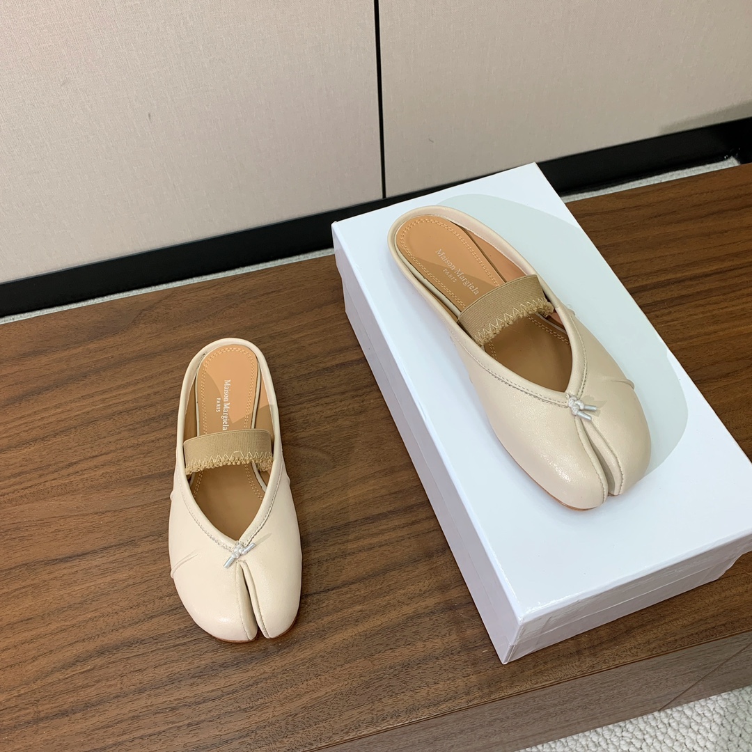 【Maison Margie*a】玛吉拉分趾拖鞋。复古韵味，显瘦百搭。鞋面原版植柔羊皮、爆裂皮。羊皮内里