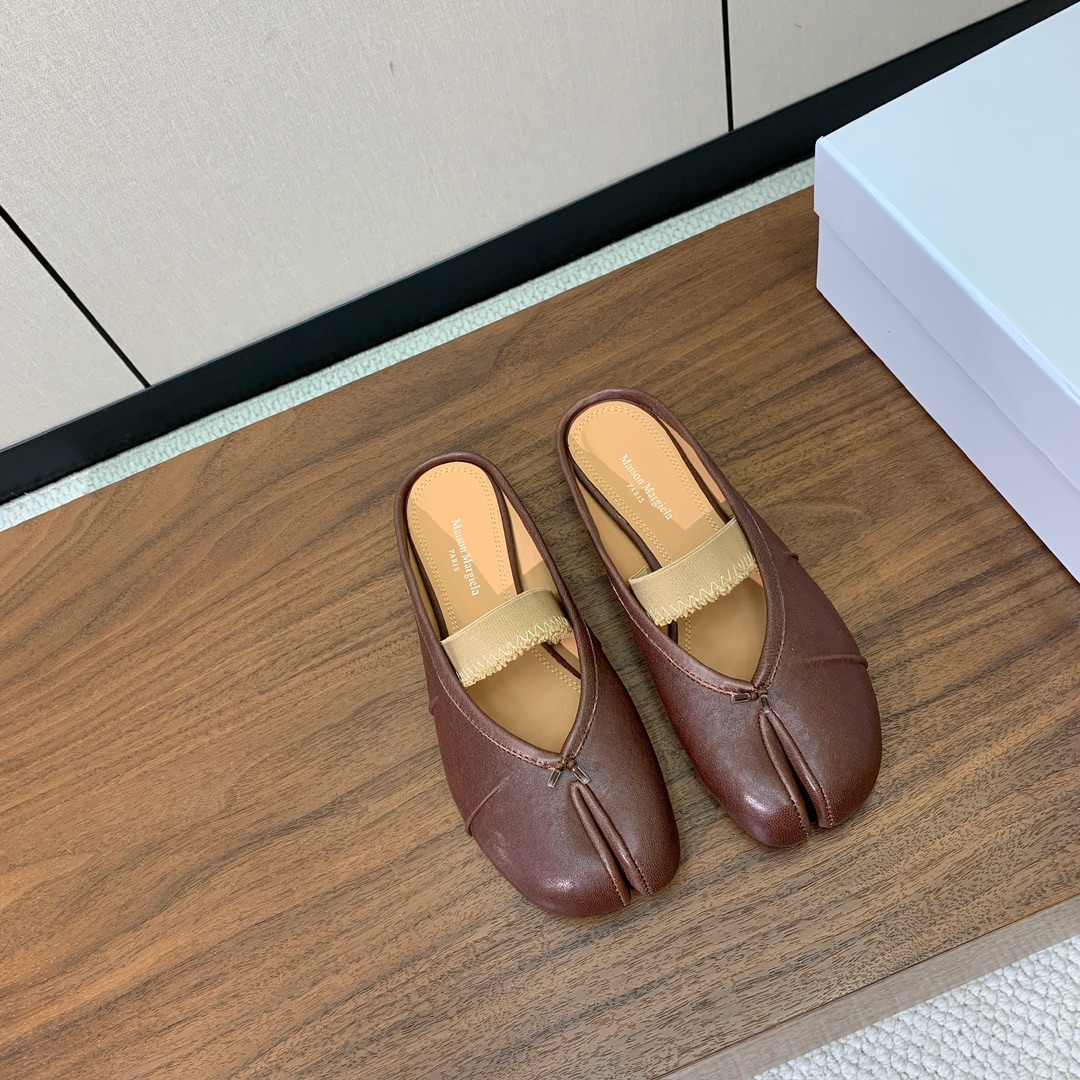 【Maison Margie*a】玛吉拉分趾拖鞋。复古韵味，显瘦百搭。鞋面原版植柔羊皮、爆裂皮。羊皮内里