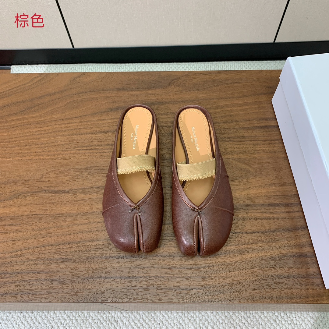 【Maison Margie*a】玛吉拉分趾拖鞋。复古韵味，显瘦百搭。鞋面原版植柔羊皮、爆裂皮。羊皮内里