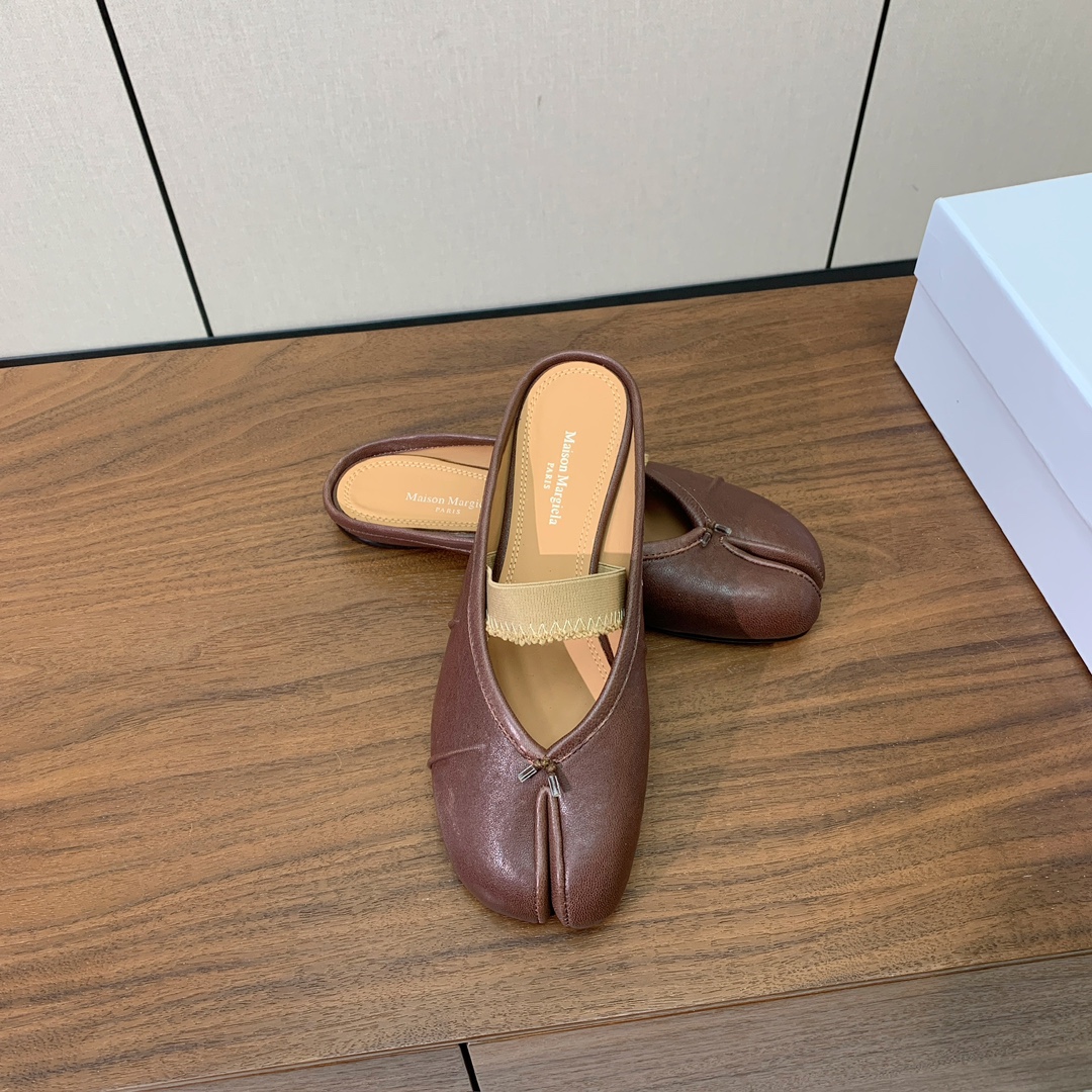 【Maison Margie*a】玛吉拉分趾拖鞋。复古韵味，显瘦百搭。鞋面原版植柔羊皮、爆裂皮。羊皮内里