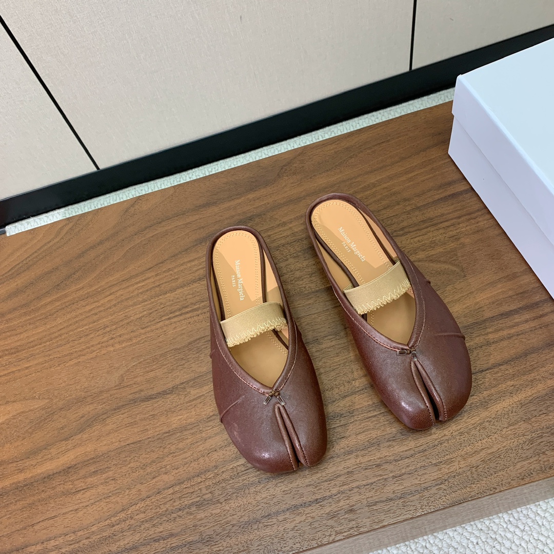 【Maison Margie*a】玛吉拉分趾拖鞋。复古韵味，显瘦百搭。鞋面原版植柔羊皮、爆裂皮。羊皮内里
