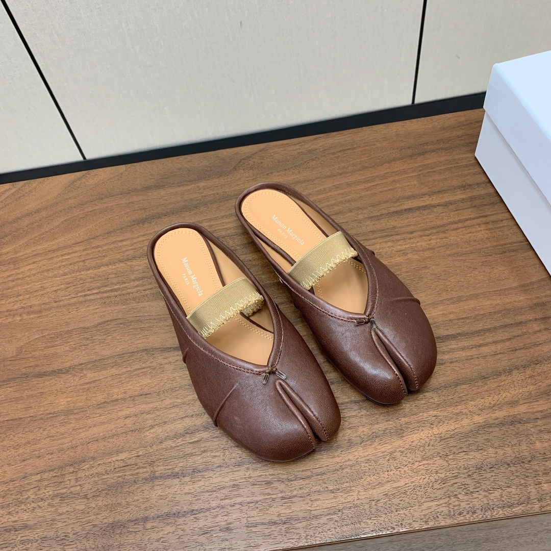 【Maison Margie*a】玛吉拉分趾拖鞋。复古韵味，显瘦百搭。鞋面原版植柔羊皮、爆裂皮。羊皮内里
