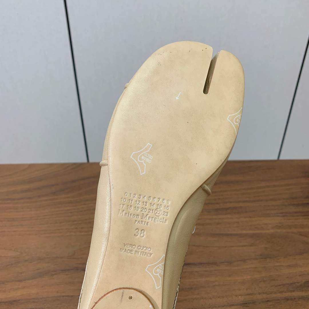 【Maison Margie*a】玛吉拉分趾拖鞋。复古韵味，显瘦百搭。鞋面原版植柔羊皮、爆裂皮。羊皮内里